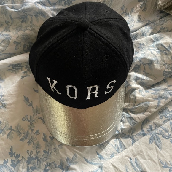 MICHAEL KORS BASEBALL CAP NWT - Picture 4 of 7